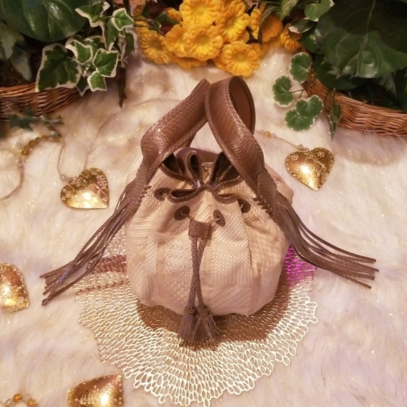 Danielle Nicole, New York Bucket Handbag - Picture 1 of 8